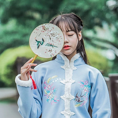 可愛(ài)帶團(tuán)扇和傘女生頭像，唯美古風(fēng)真人頭像