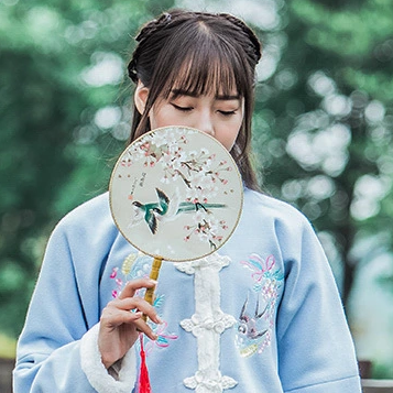 可愛(ài)帶團(tuán)扇和傘女生頭像，唯美古風(fēng)真人頭像