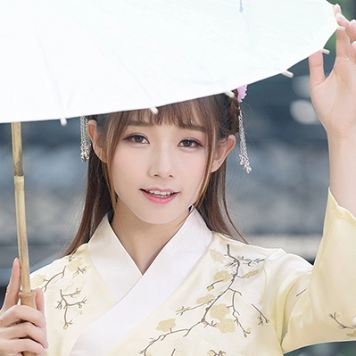 淡黃色漢服帶傘女生頭像，唯美古風真人頭像