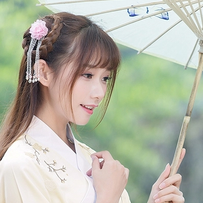 淡黃色漢服帶傘女生頭像，唯美古風真人頭像