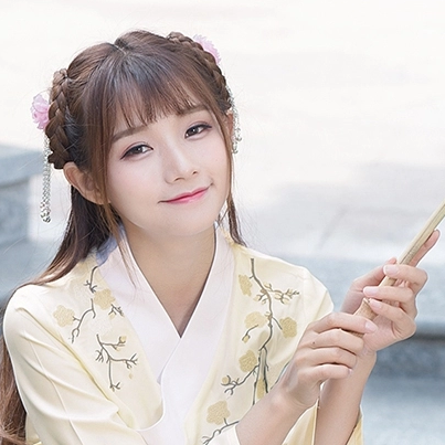 淡黃色漢服帶傘女生頭像，唯美古風真人頭像