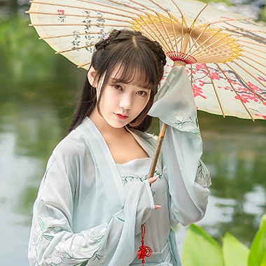杜若花枝帶和團扇傘女生頭像，唯美古風(fēng)頭像