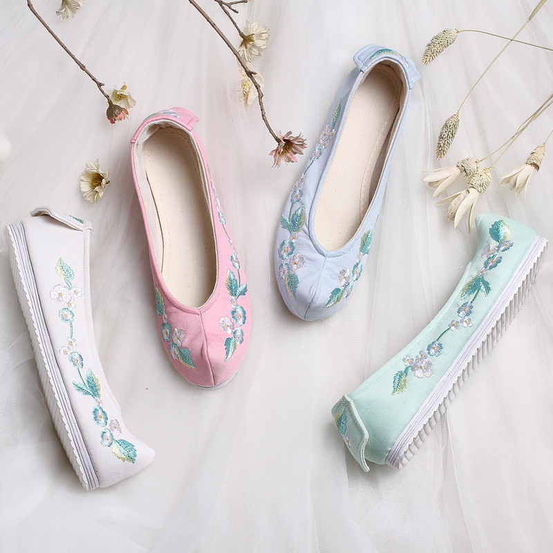 花朵刺繡翹頭鞋，復(fù)古民族風(fēng)繡花鞋