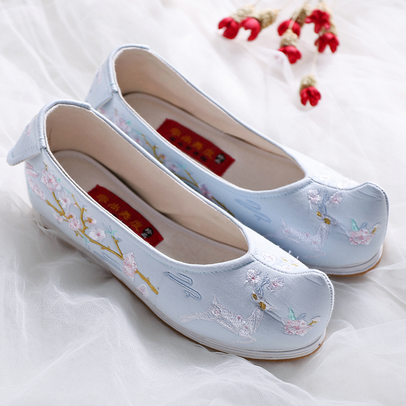 梅花鹿刺繡內(nèi)增高翹頭鞋，復(fù)古繡花鞋