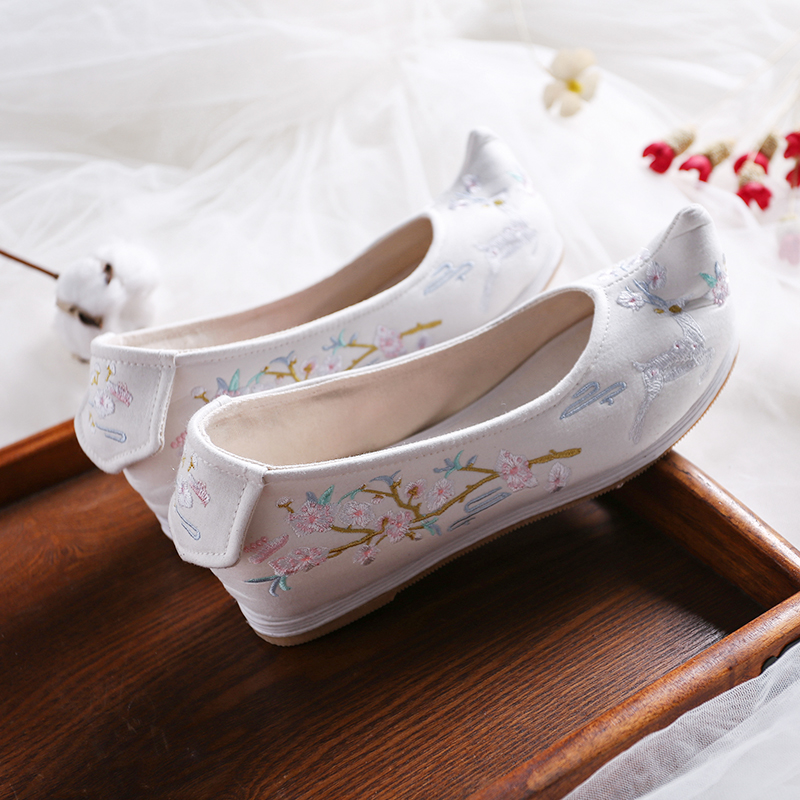 梅花鹿刺繡內(nèi)增高翹頭鞋，復(fù)古繡花鞋