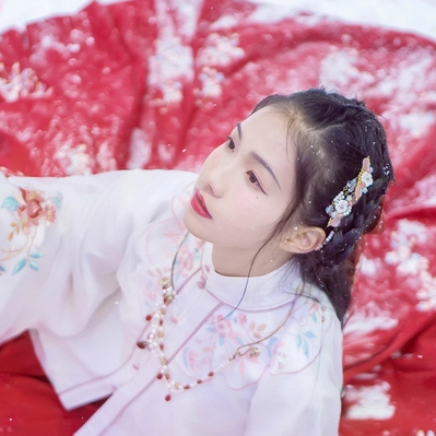 雪中團花帶傘女子頭像，唯美古真人頭像