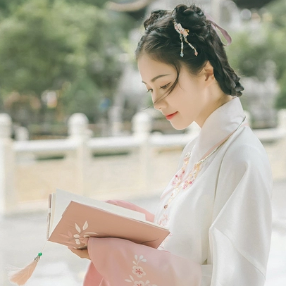 粉嫩提燈少女頭像，唯美古真人頭像