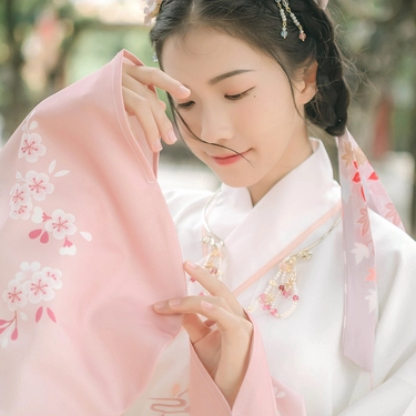 粉嫩提燈少女頭像，唯美古真人頭像