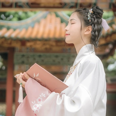 粉嫩提燈少女頭像，唯美古真人頭像