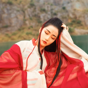 紅衣女子霸氣喝酒頭像，唯美古風真人頭像