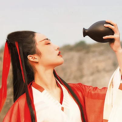 紅衣女子霸氣喝酒頭像，唯美古風真人頭像