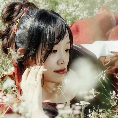 花叢中帶折扇女生頭像，唯美古風(fēng)真人頭像