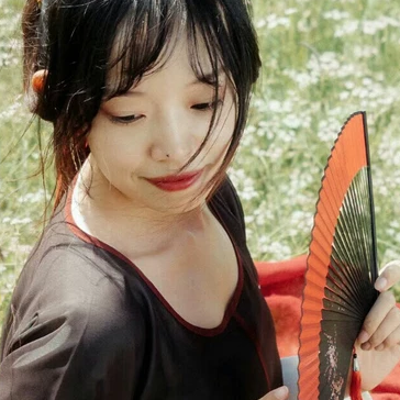 花叢中帶折扇女生頭像，唯美古風(fēng)真人頭像