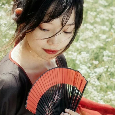 花叢中帶折扇女生頭像，唯美古風(fēng)真人頭像