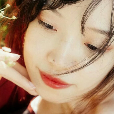 花叢中帶折扇女生頭像，唯美古風(fēng)真人頭像