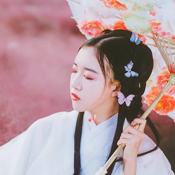 蝶花帶傘女生頭像，唯美古風(fēng)真人頭像