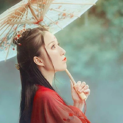 相思紅衣帶傘女生頭像，唯美古風(fēng)真人頭像