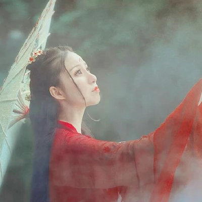 相思紅衣帶傘女生頭像，唯美古風(fēng)真人頭像