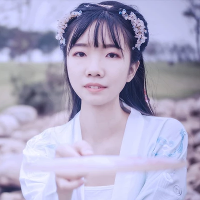 清新帶團扇女生頭像，唯美古風真人頭像