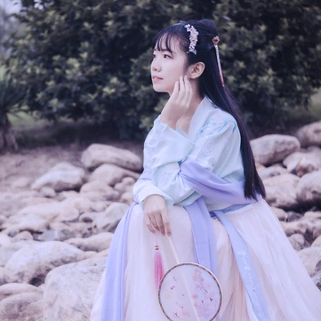 清新帶團扇女生頭像，唯美古風真人頭像