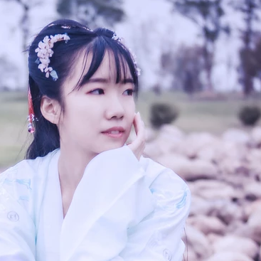 清新帶團扇女生頭像，唯美古風真人頭像