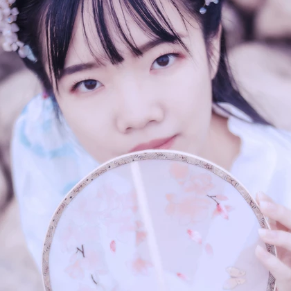 清新帶團扇女生頭像，唯美古風真人頭像