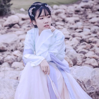 清新帶團扇女生頭像，唯美古風真人頭像