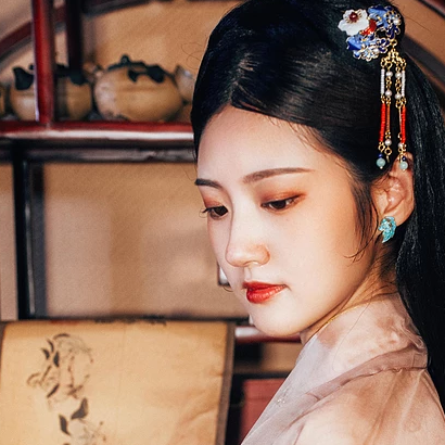 優(yōu)雅復(fù)古帶團(tuán)扇女子頭像，唯美古風(fēng)真人頭像