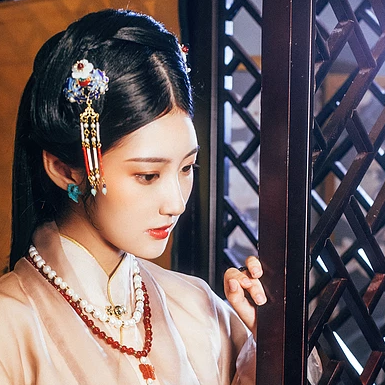 優(yōu)雅復(fù)古帶團(tuán)扇女子頭像，唯美古風(fēng)真人頭像