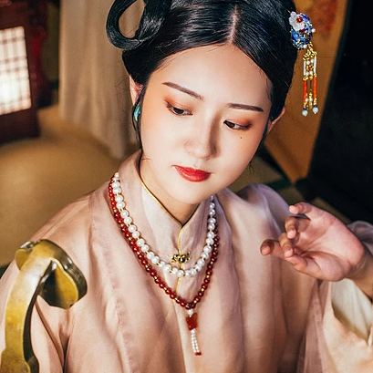 優(yōu)雅復(fù)古帶團(tuán)扇女子頭像，唯美古風(fēng)真人頭像