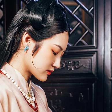 優(yōu)雅復(fù)古帶團(tuán)扇女子頭像，唯美古風(fēng)真人頭像