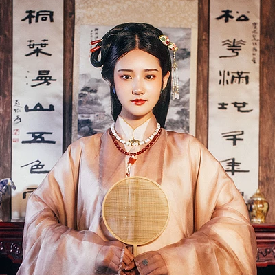 優(yōu)雅復(fù)古帶團(tuán)扇女子頭像，唯美古風(fēng)真人頭像