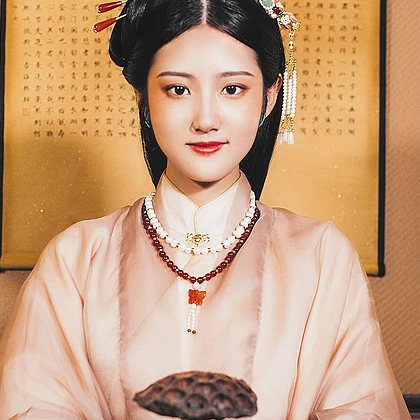 優(yōu)雅復(fù)古帶團(tuán)扇女子頭像，唯美古風(fēng)真人頭像