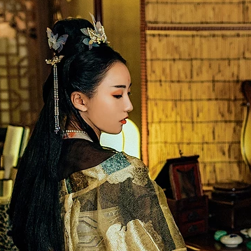 華麗妝容帶團(tuán)扇女子頭像，唯美古風(fēng)真人頭像