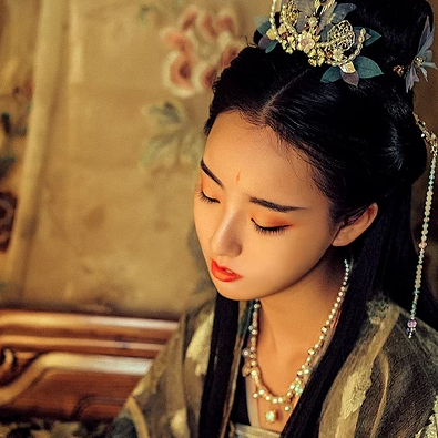 華麗妝容帶團(tuán)扇女子頭像，唯美古風(fēng)真人頭像