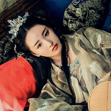 華麗妝容帶團(tuán)扇女子頭像，唯美古風(fēng)真人頭像