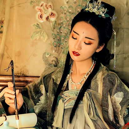 華麗妝容帶團(tuán)扇女子頭像，唯美古風(fēng)真人頭像