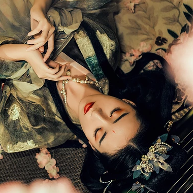 華麗妝容帶團(tuán)扇女子頭像，唯美古風(fēng)真人頭像