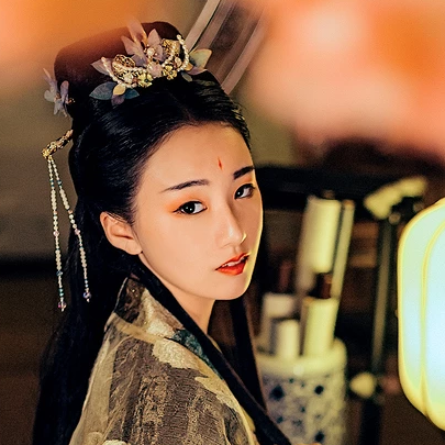 華麗妝容帶團(tuán)扇女子頭像，唯美古風(fēng)真人頭像