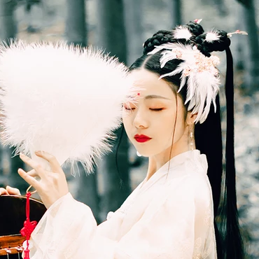 羽毛下雪白衣女生頭像，唯美古風真人頭像