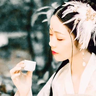 羽毛下雪白衣女生頭像，唯美古風真人頭像