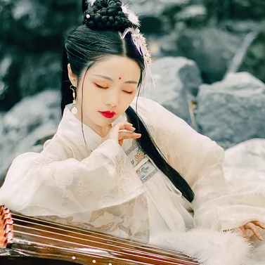 羽毛下雪白衣女生頭像，唯美古風真人頭像