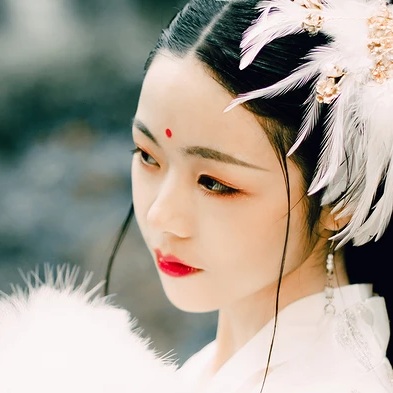 羽毛下雪白衣女生頭像，唯美古風真人頭像