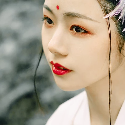 羽毛下雪白衣女生頭像，唯美古風真人頭像