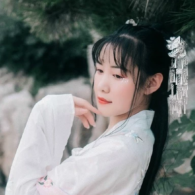 淡粉色帶團(tuán)扇女子頭像，唯美古風(fēng)真人頭像