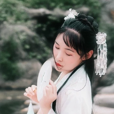 淡粉色帶團(tuán)扇女子頭像，唯美古風(fēng)真人頭像