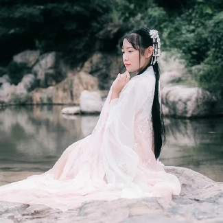 淡粉色帶團(tuán)扇女子頭像，唯美古風(fēng)真人頭像