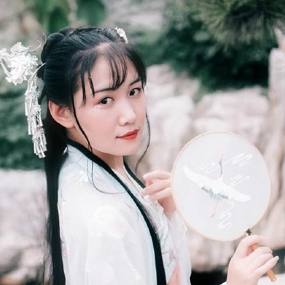 淡粉色帶團(tuán)扇女子頭像，唯美古風(fēng)真人頭像