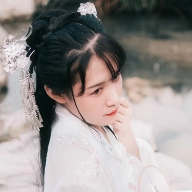 淡粉色帶團(tuán)扇女子頭像，唯美古風(fēng)真人頭像