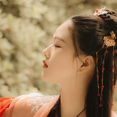 紅色帶傘女子頭像，唯美古風(fēng)真人頭像